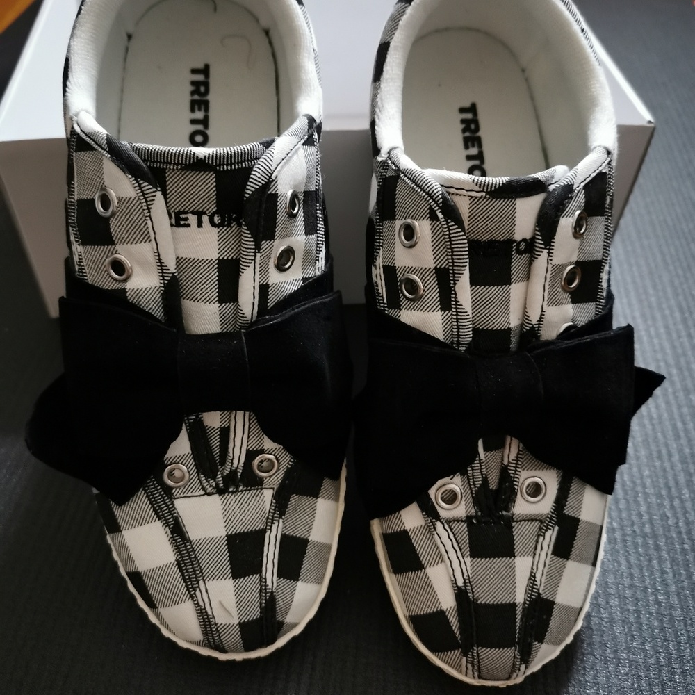 Tretorn sneaker no lace with black velvet bow